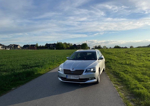 Skoda Superb cena 59000 przebieg: 236000, rok produkcji 2017 z Łęczna małe 121